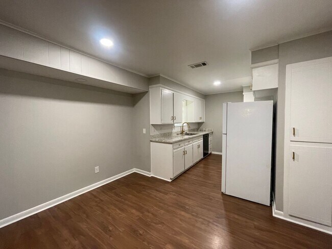 Building Photo - South Bossier Beauty! Hurry Before Its Gone!
