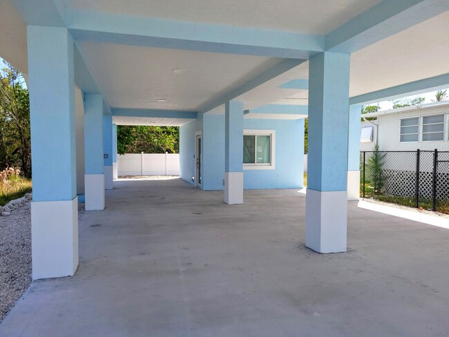 Building Photo - FULLY FURNISHED 3/2 private home. Close to...