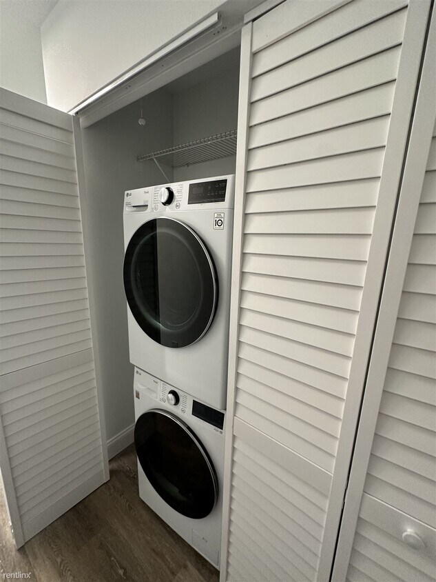 Foto principal - 2 br, 1 bath Condo - 700 West Pope Road
