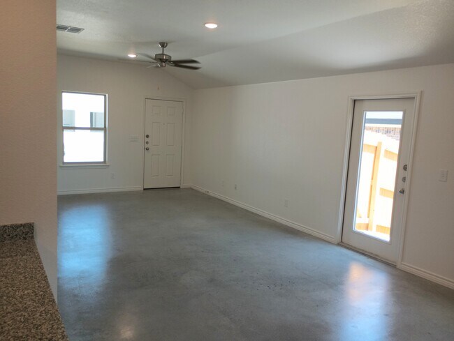 Foto del edificio - 125 Wind Ridge Dr
