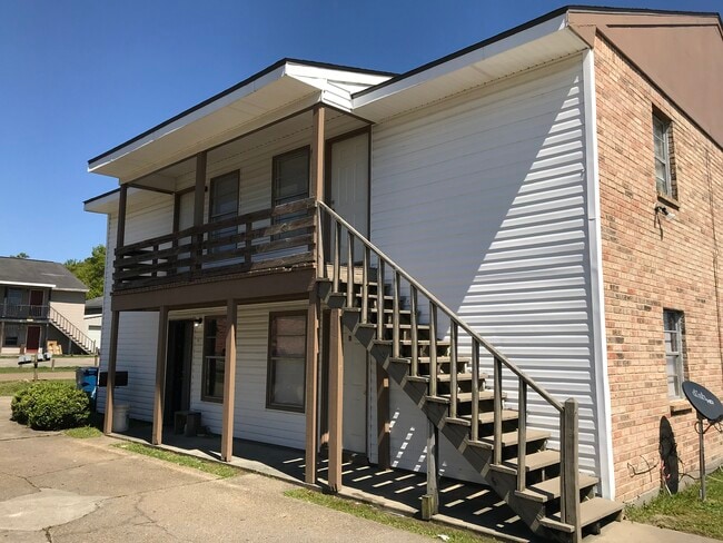 Building Photo - 404 Vieux Orleans Cir