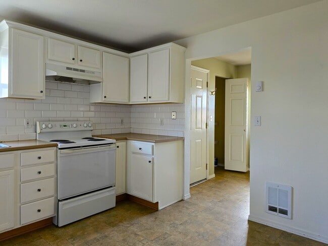 Building Photo - Bring the Pets!  Midtown 2 Bdrm Cottage, w/Den, 2 bath, All Appliances incl washer/dryer, Storage
