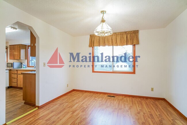 Building Photo - Spacious 4 Bedroom Home in the Sought After Rose City Park Neighborhood Just a 1/2 Mile From Prov...