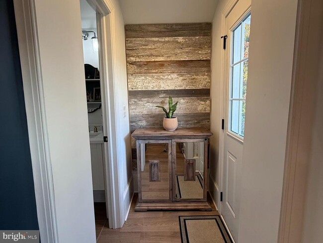 Building Photo - 810 E Elm St