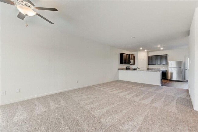 Building Photo - 2542 Sq Ft, 5 Bed 2.5 Ba - 2 Living Rms & Walk-In Shower - Jarrell