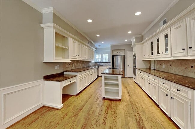 Building Photo - 5207 Maple Terrace Dr
