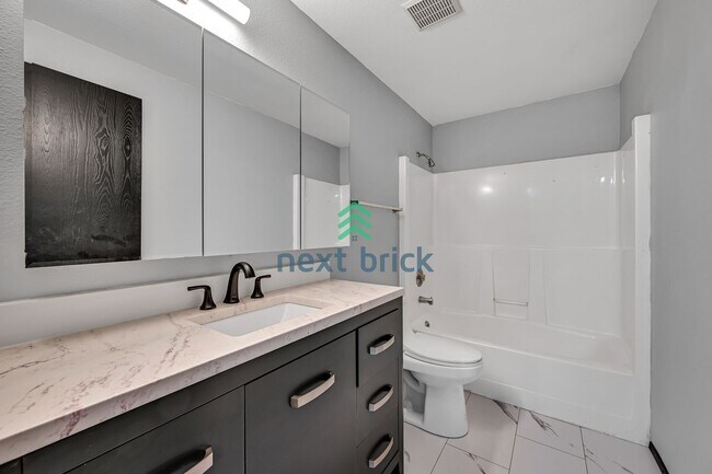 Foto del edificio - 2 BED & 1.5 BATH DUPLEX FOR RENT