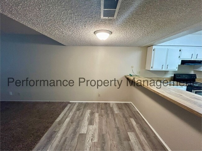 Building Photo - Dreamy 3 Bed/2 Bath Condo in SE Bakersfiel...