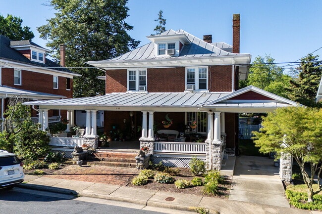 Historic Charm Meets Modern Comfort: Your Downtown Oasis Awaits! - Historic Charm Meets Modern Comfort: Your Downtown Oasis Awaits! Apartment