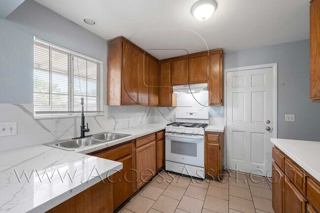 Building Photo - Lovely 3 Bed/3 Bath Home In Quail Valley!