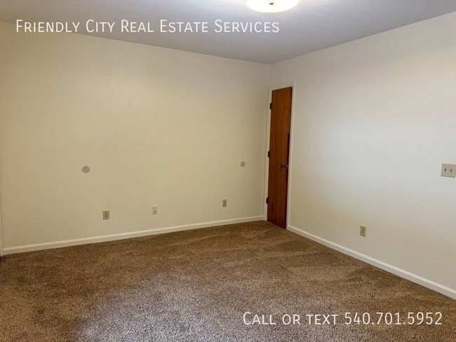 Building Photo - Move in ready! 1 bedroom, 1 bath ground le...