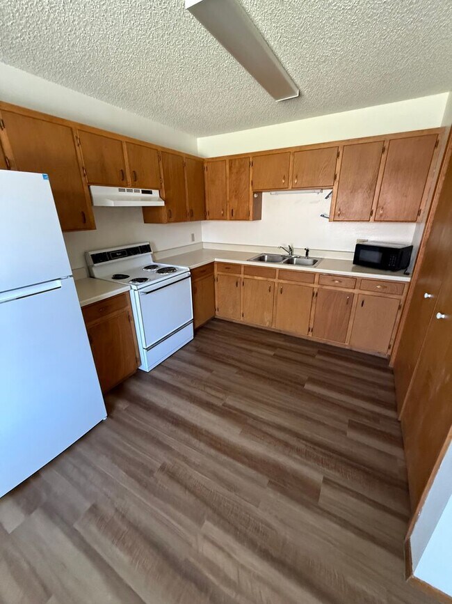 Building Photo - TRIPLE C - 913