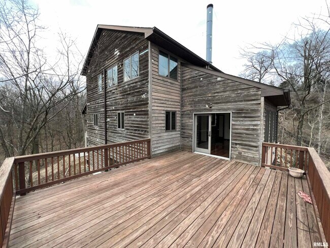 Building Photo - 621 E High Point Terrace