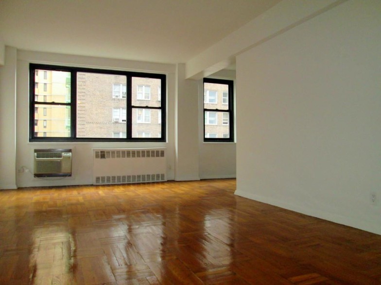 Primary Photo - 250 E 39th St