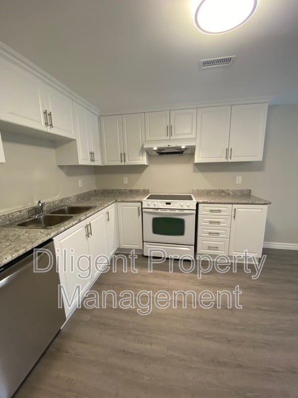 Building Photo - 1528 Redwood Dr