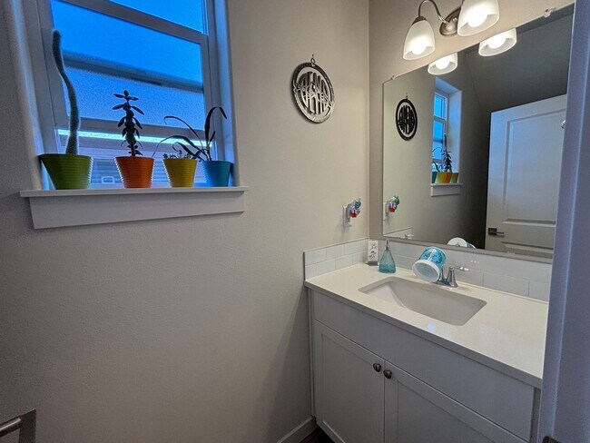 Building Photo - Beautiful 3 Bed/2.5 Bath with Fully Fenced...