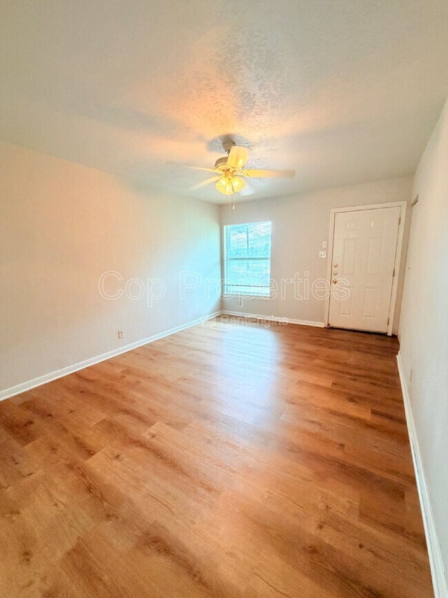 Foto del edificio - 827 Dunwoodie Dr