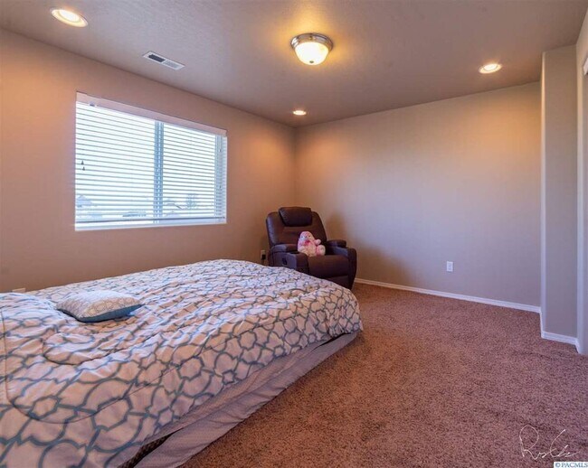 Building Photo - Great Kennewick Location