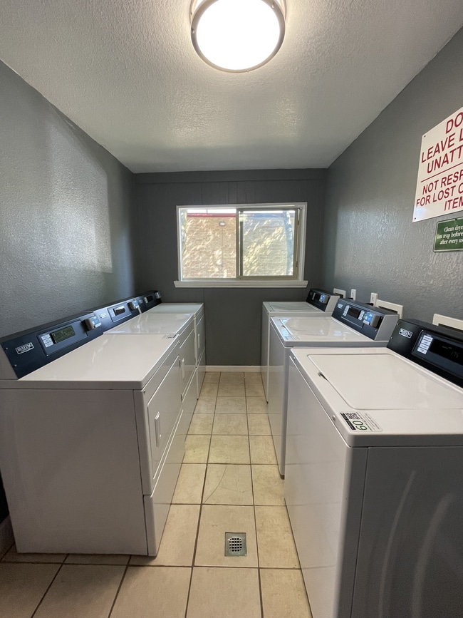 Building Photo - El Jardin Apartments