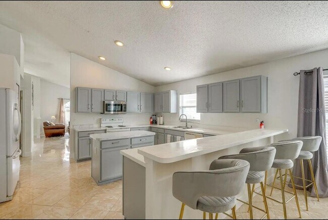 Building Photo - 739 Delancey Dr