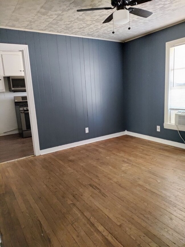 Building Photo - 2 bed 1 bath House