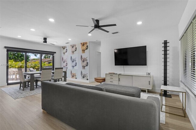 Foto del edificio - 811 NE 17th Ct