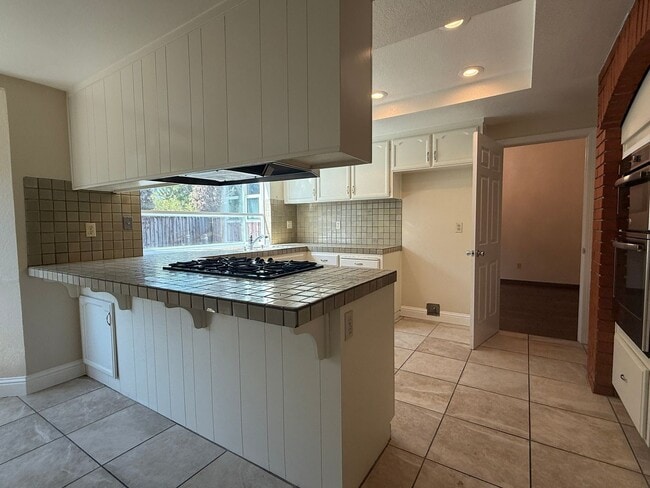 Building Photo - Spacious Updated 4 Bedroom 2.5 Bath Home i...