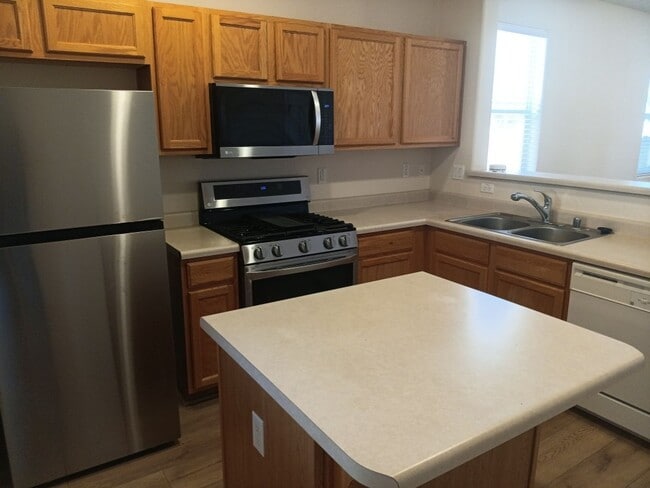 Building Photo - 3 Bedroom, 2 Bathroom Home! Schedule a Showing today!