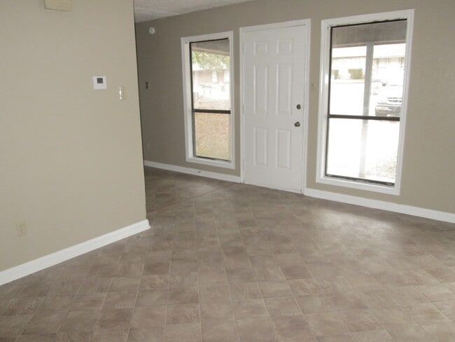 Building Photo - 3015 Courtney Ave