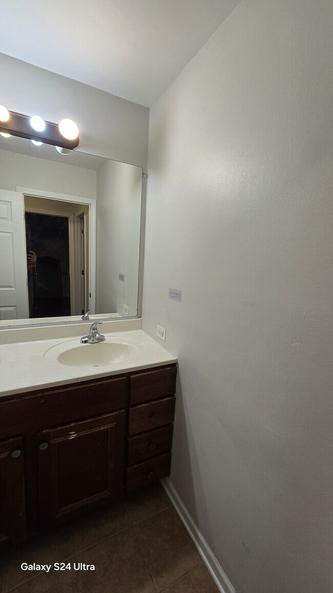 Building Photo - 593 East Ave