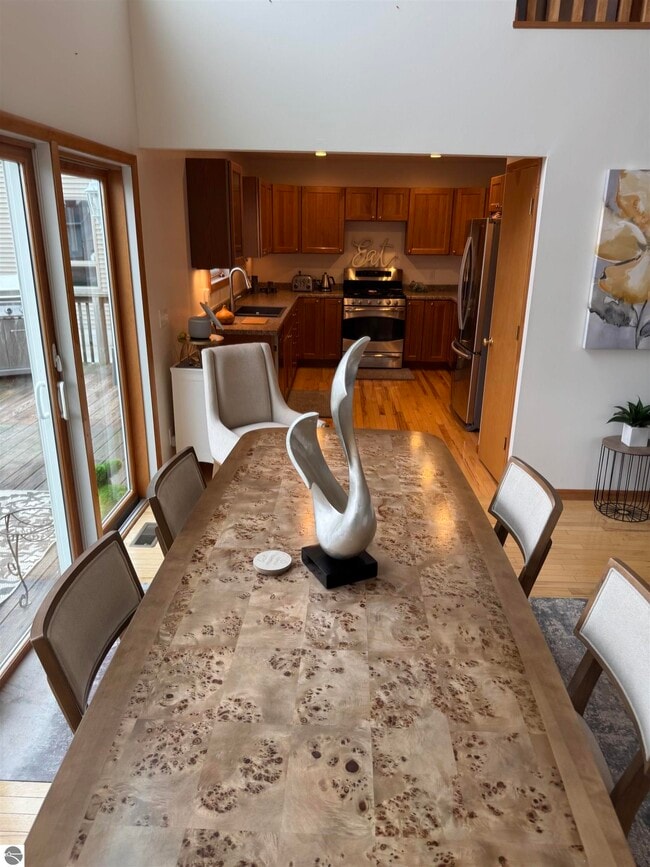 Building Photo - 302 S Lake Dr