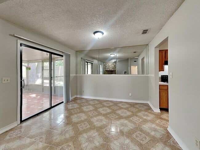 Foto del edificio - 6235 Cranberry Ln E