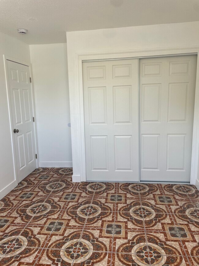 Plano de planta - 711 W 81st St