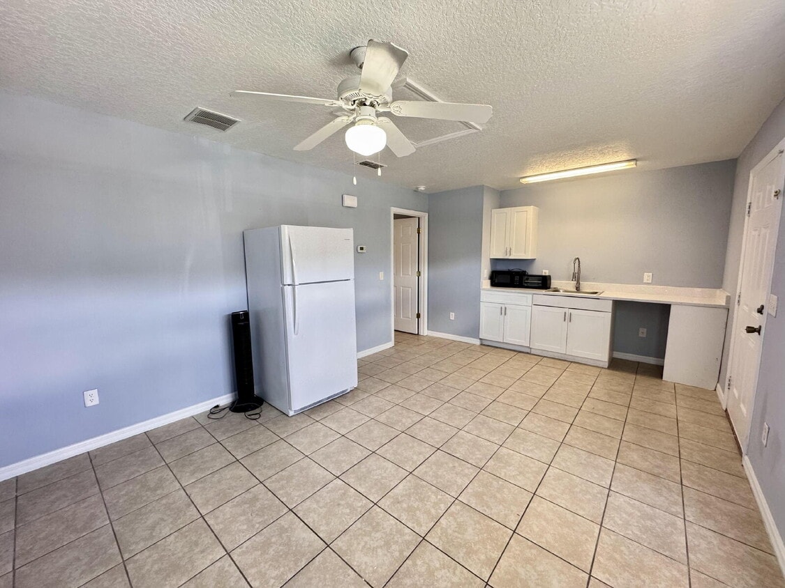 Primary Photo - For Rent – 1 Bed / 1 Bath Unit in Davenpor...