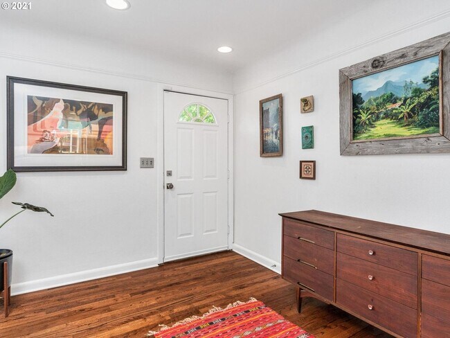 Foto del edificio - Charming 1950s Bungalow w/Detached Studio,...