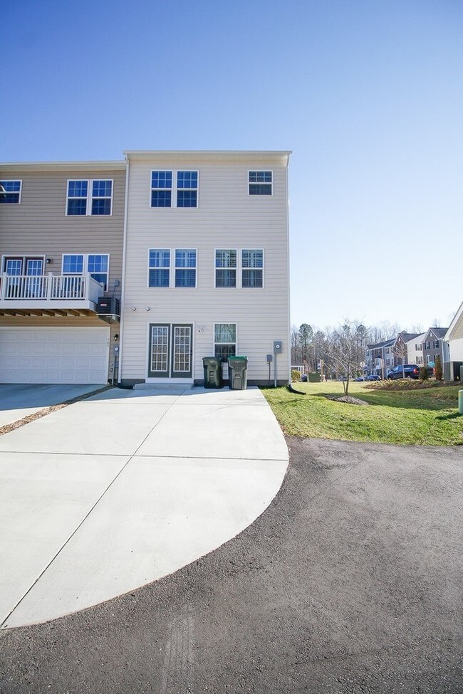 Building Photo - Newer home in Whitakers Mill