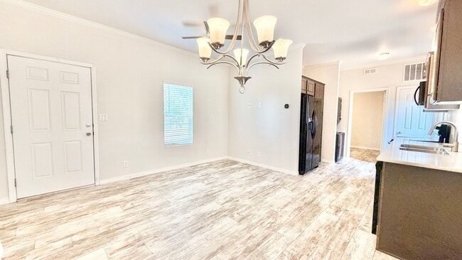 Building Photo - 1727 S Hill Ave