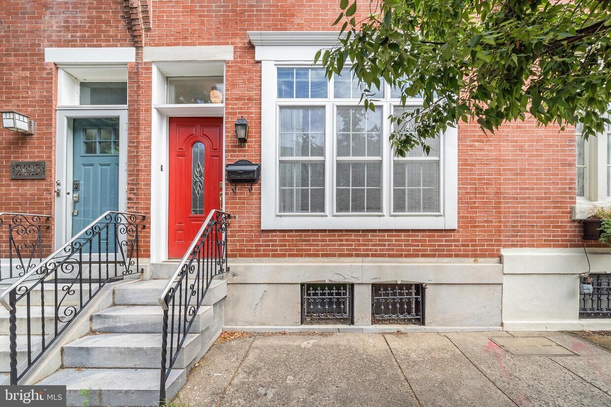 Primary Photo - 2423 Lombard St