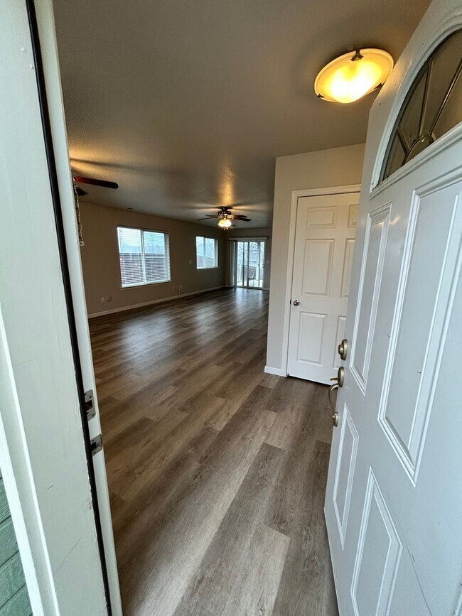 Foto del edificio - Three Bedroom, Two Bath House