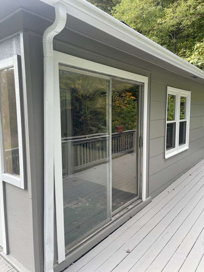 Photo - Large 4 Bedroom House On Hwy 105