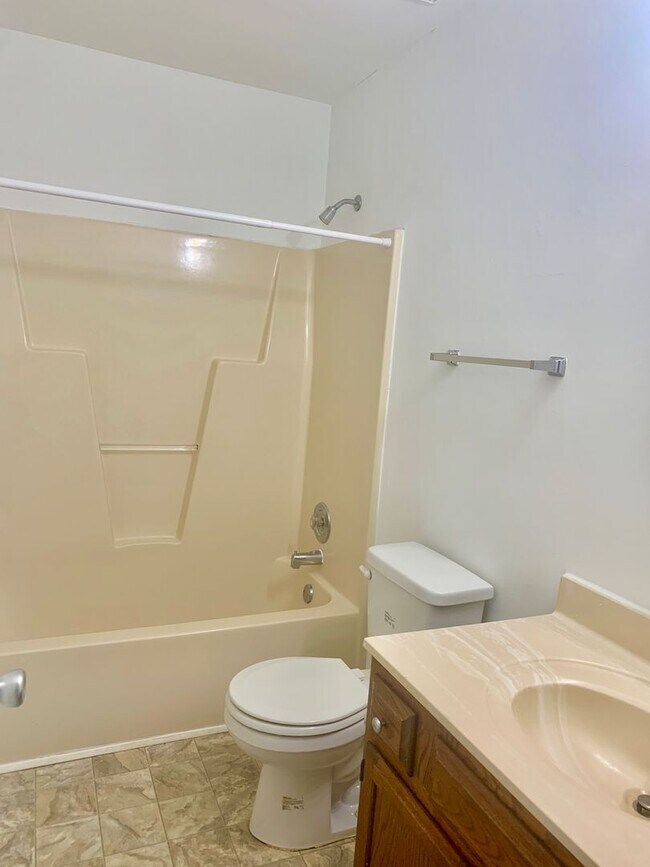 Building Photo - 2 Large Bedroom 2 level Townhouse in Frede...