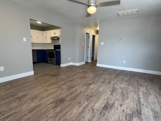 Building Photo - 1916 SW E Ave