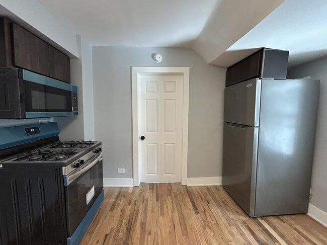 Building Photo - 3 bedroom in Chicago IL 60618