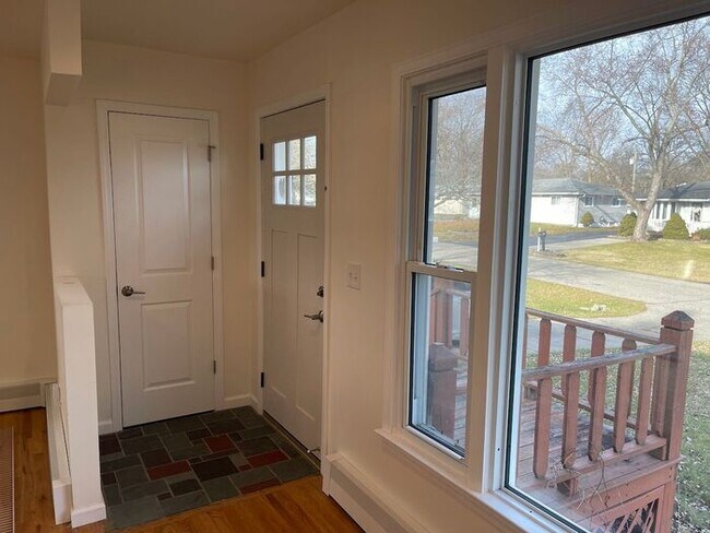 Foto del edificio - Charming 3-Bedroom Home with Finished Basement in Waterford Township