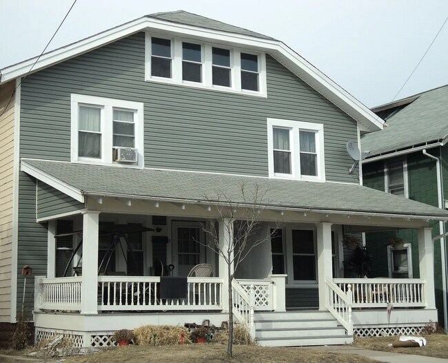 Front - 1928 W 4th St