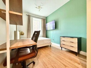 Building Photo - Nice room in a good neighborhood