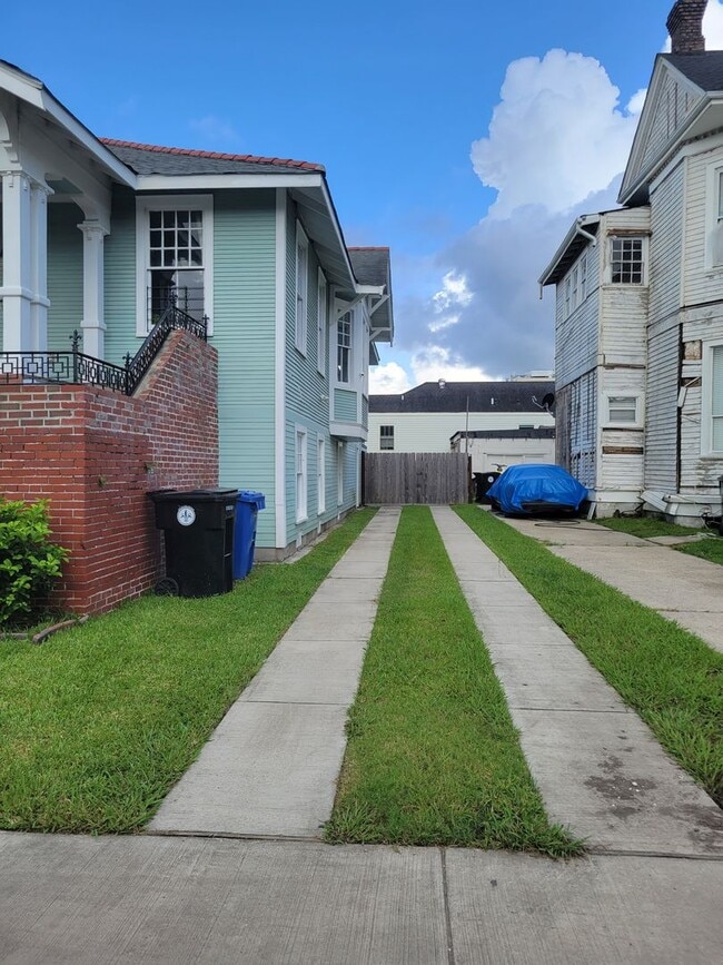 Foto del edificio - Spacious 3BD/2.5BA Uptown on Marengo St w/ Huge Backyard