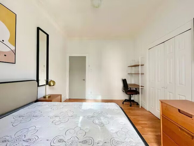 Foto del edificio - Furnished room/NOT APARTMENT