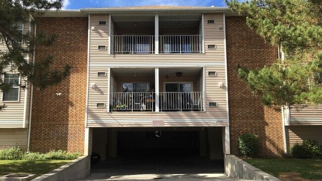 Building Photo - Great Location - Leafy Sandy Condo