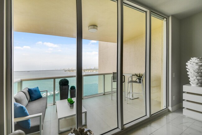 Foto del edificio - 2650 Lake Shore Dr